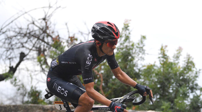 Carapaz entró 44 y salvó un día accidentado