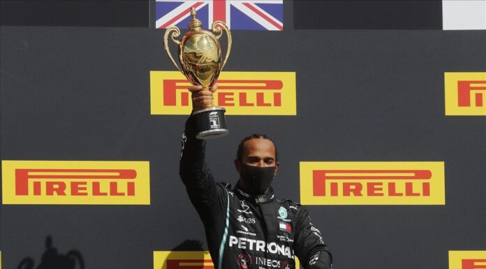 Hamilton gana solo con tres ruedas